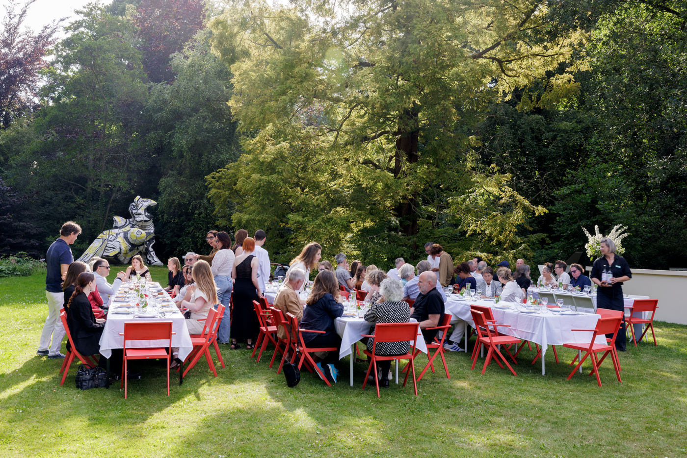 Diner in beeldentuin. Foto Aad Hoogendoorn
