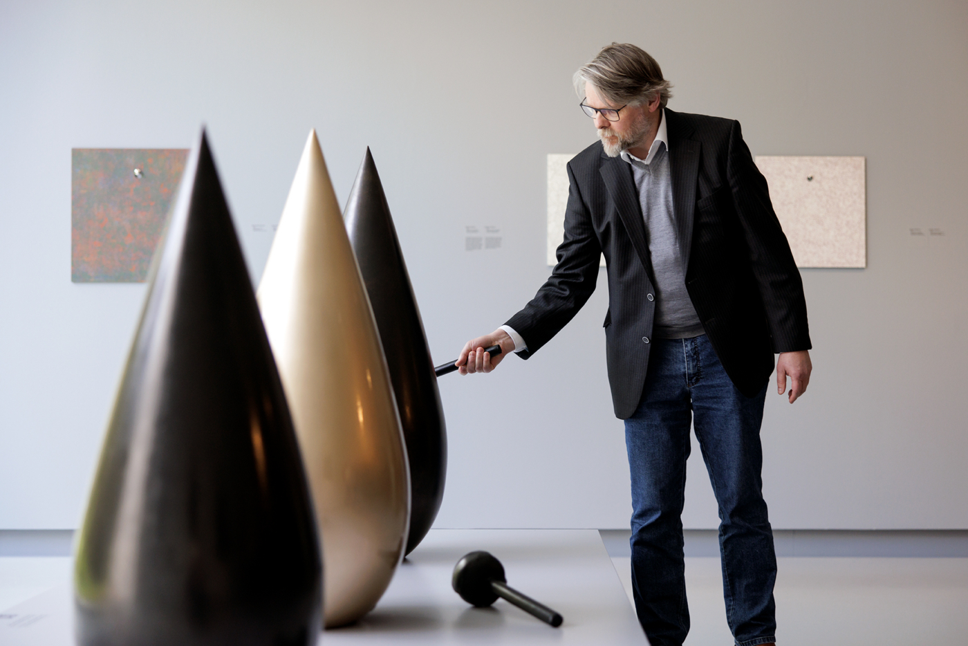 Harmen Brethouwer in zijn tentoonstelling Traditie als werkplaats. Foto Aad Hoogendoorn