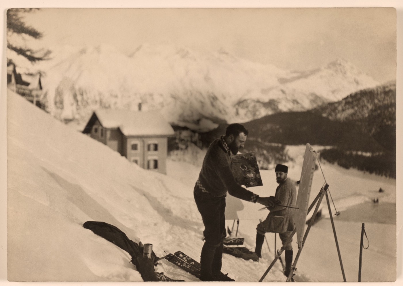 Dirk Filarski (voor) en Dirk Smorenberg (achter) schilderend op de ski's in Zwitserland