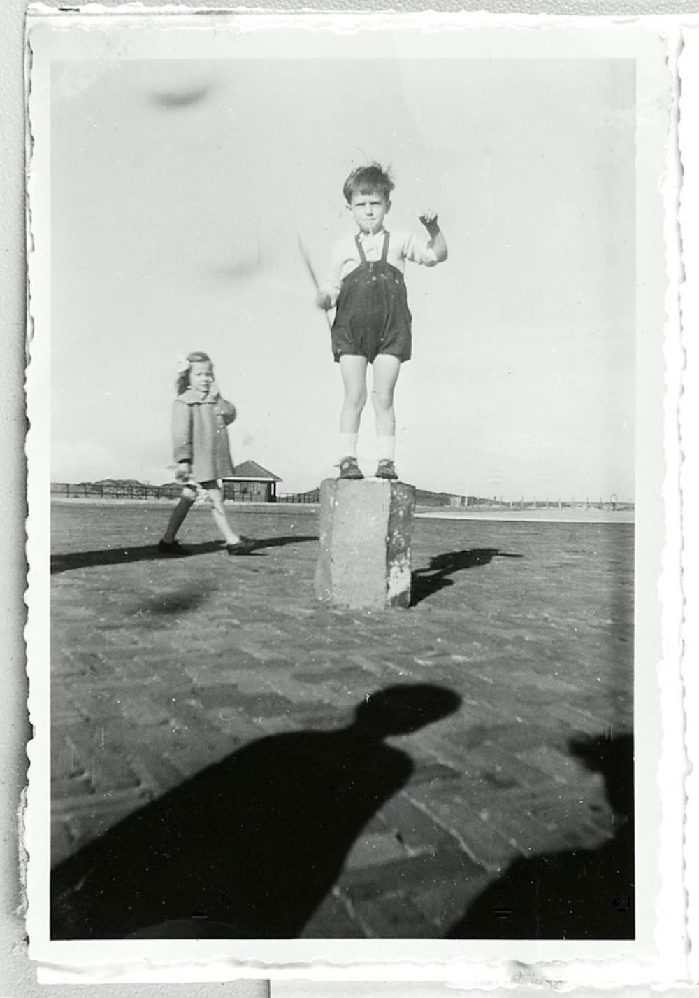 Jeroen Krabbé op een betonnen paaltje in Bergen aan Zee, foto Maarten Krabbe ca. 1948
