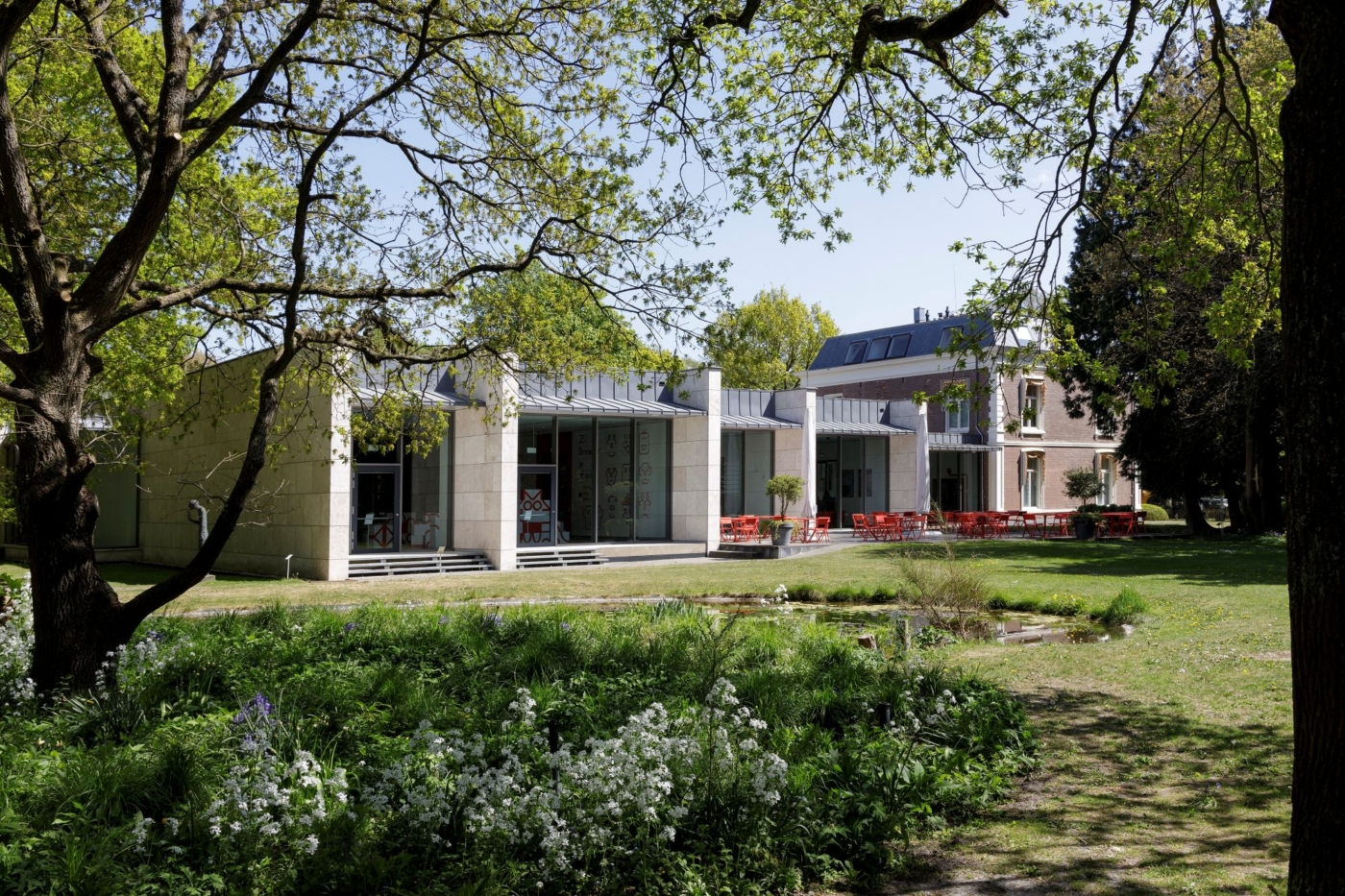 Museum Kranenburgh, tuinzijde. Foto Michel Claus